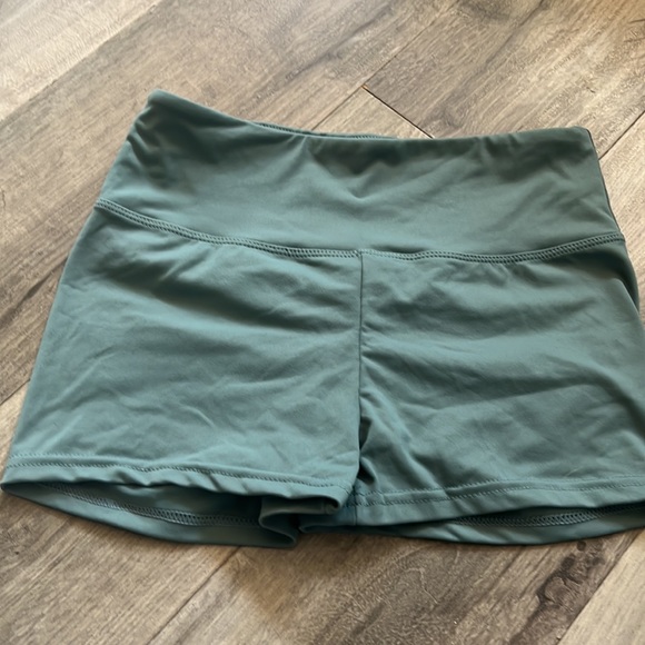Green gym shorts - Picture 2 of 2